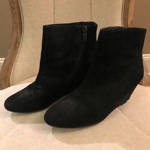 Vince Camuto suede wedge booties - black